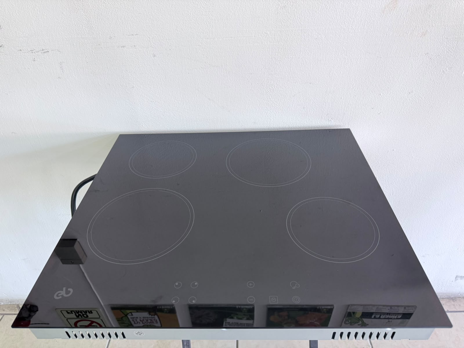 Parrilla Electrica Eb Empotrable 4 Quemadores Eb-vitro60 Color Negro