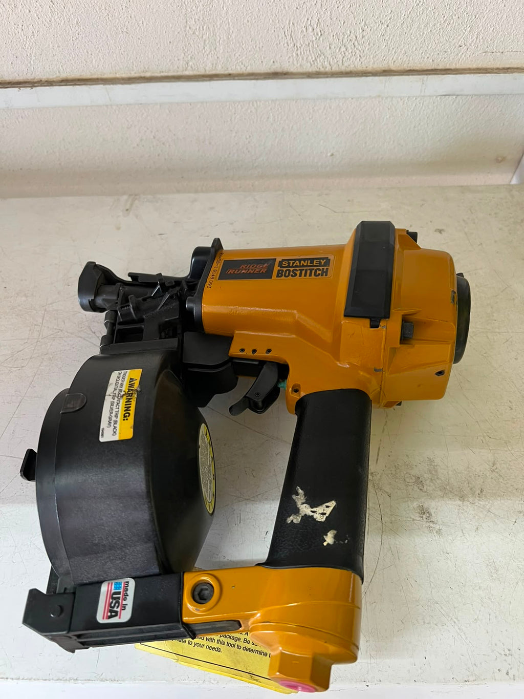 Bostitch Clavadora Neumática para Techos  (USADO COMO NUEVO )