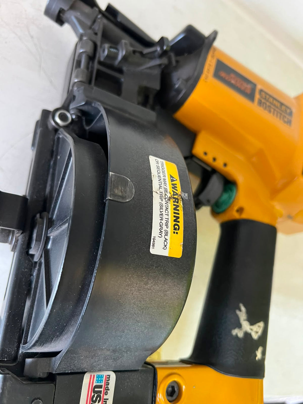 Bostitch Clavadora Neumática para Techos  (USADO COMO NUEVO )