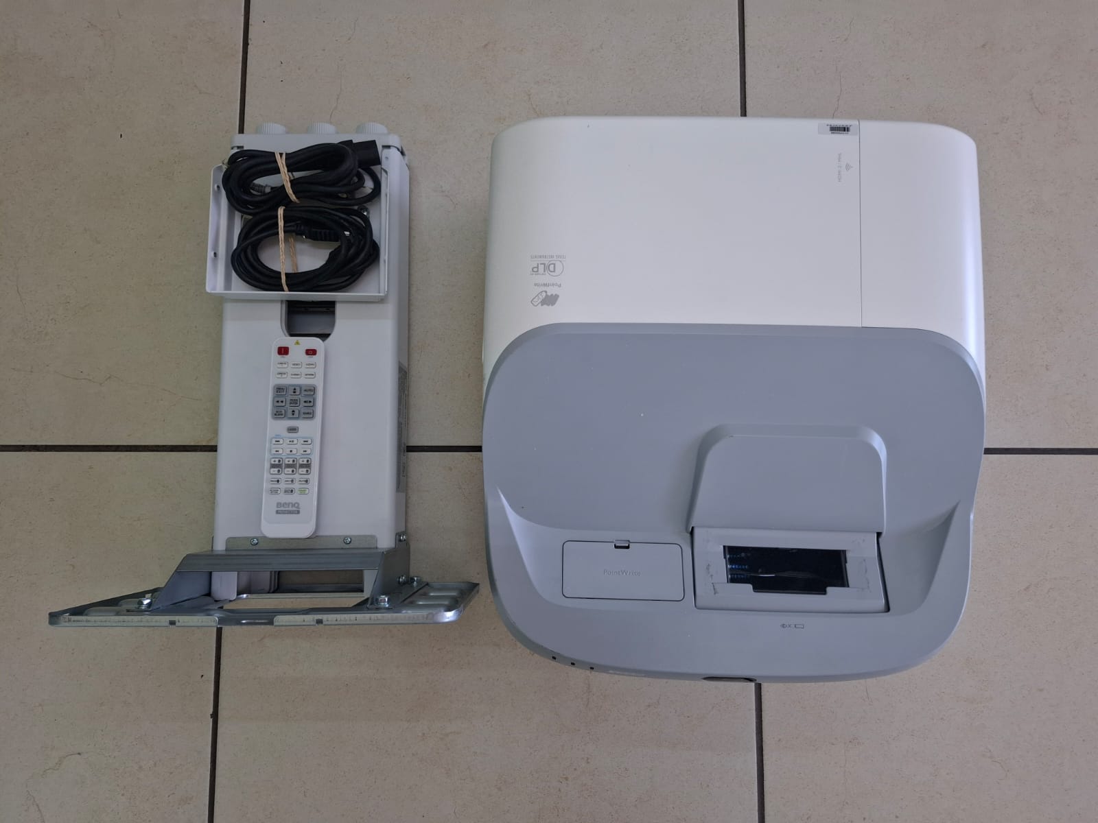 PROYECTOR PROFESIONAL BENQ MW864UST WXGA DLP 3300 Lúmenes