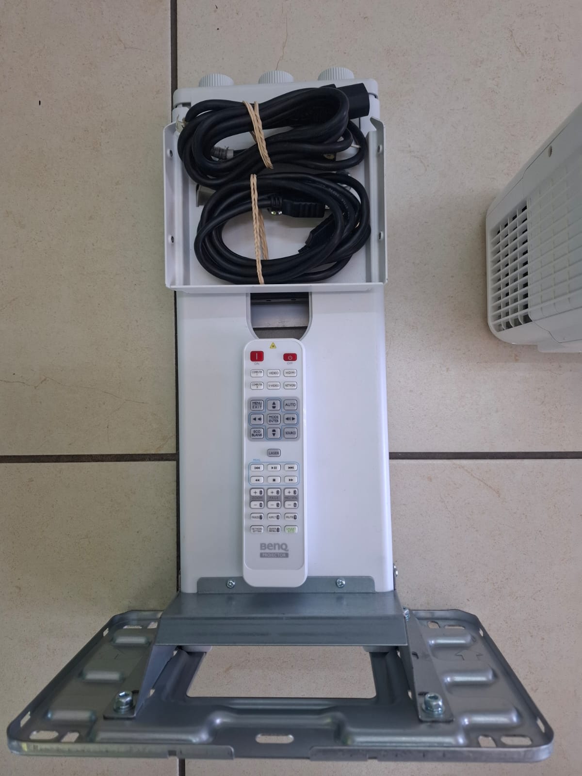 PROYECTOR PROFESIONAL BENQ MW864UST WXGA DLP 3300 Lúmenes