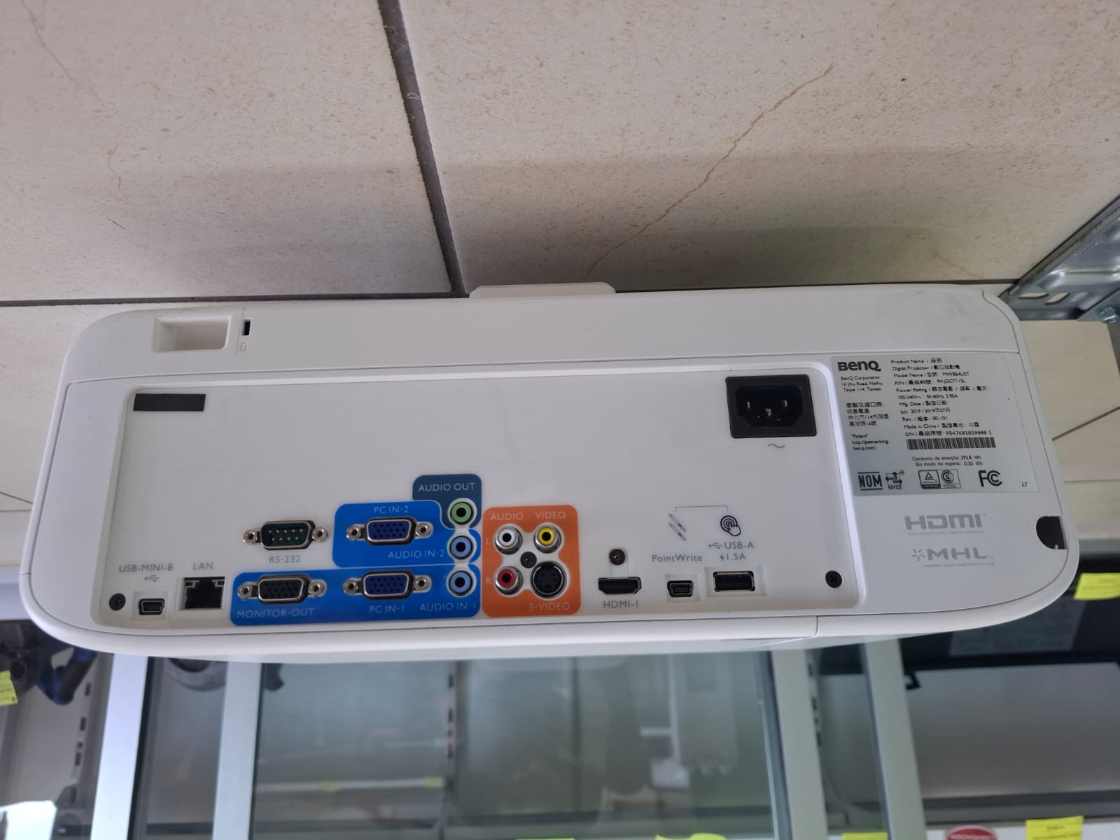 PROYECTOR PROFESIONAL BENQ MW864UST WXGA DLP 3300 Lúmenes