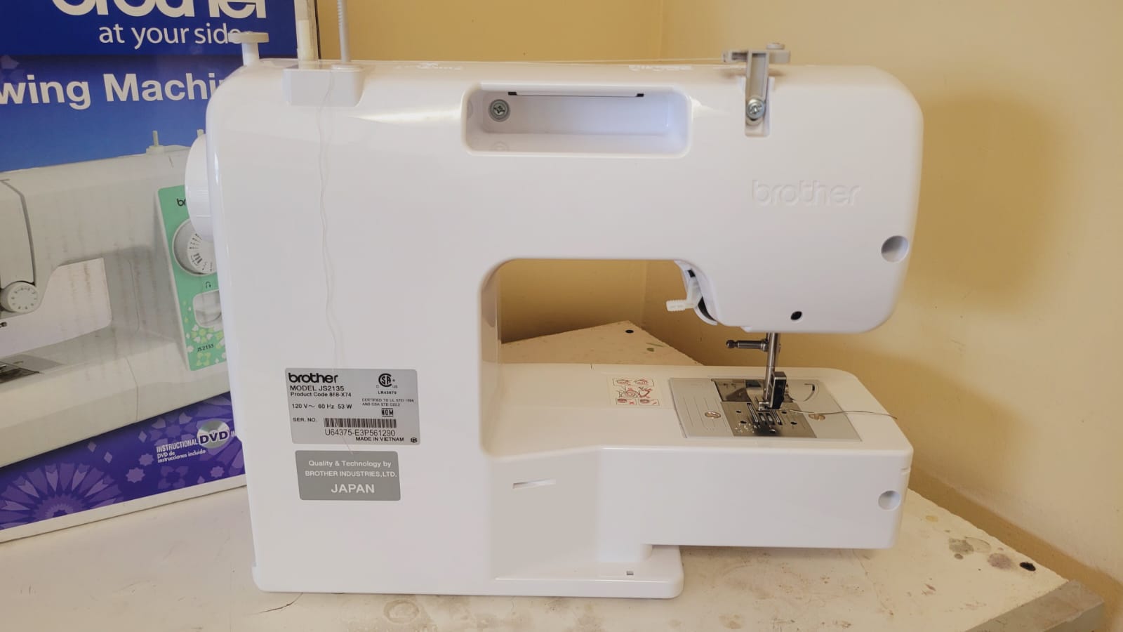 Maquina de coser Brother MODELO JS2135 con caja