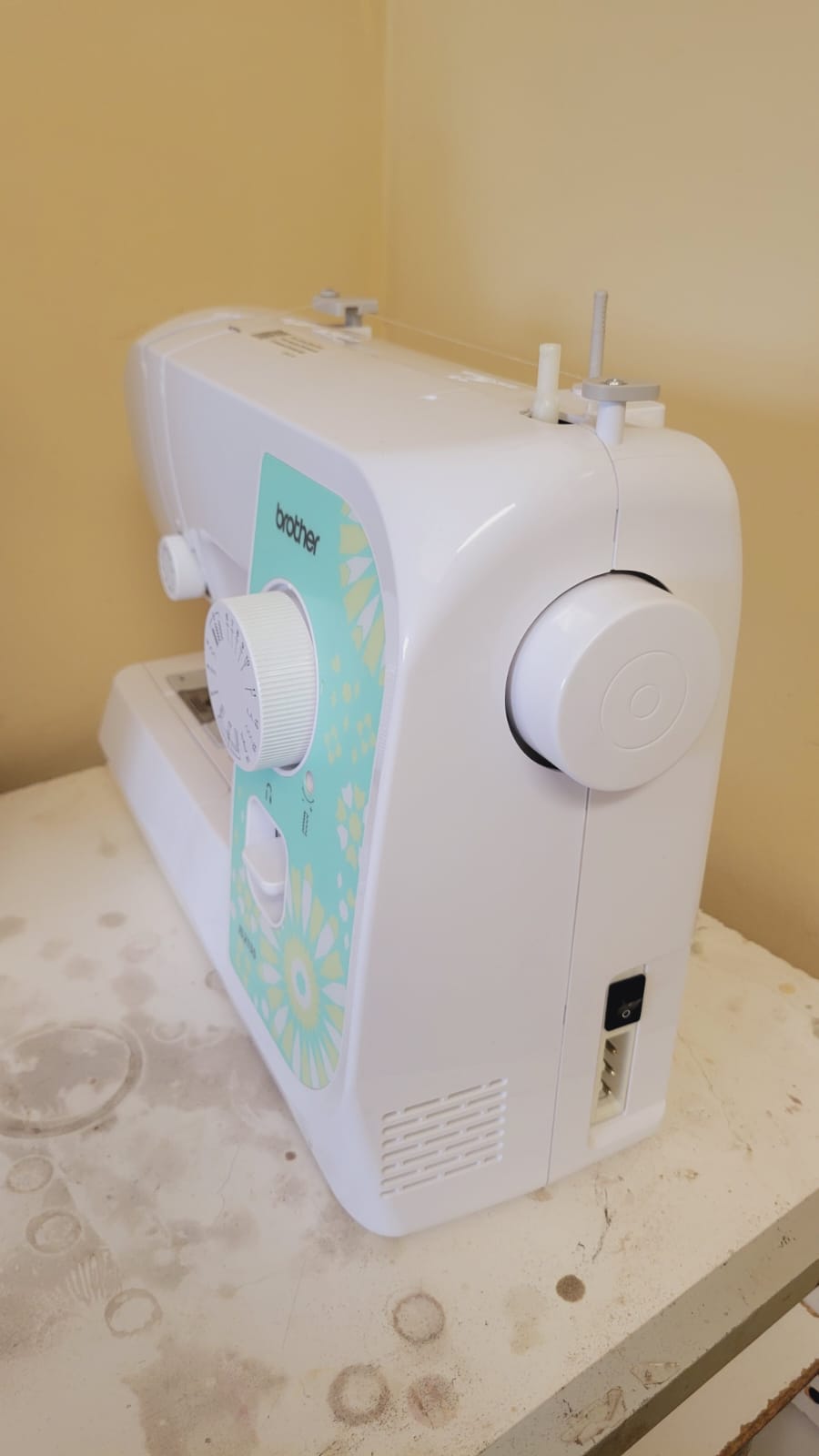 Maquina de coser Brother MODELO JS2135 con caja