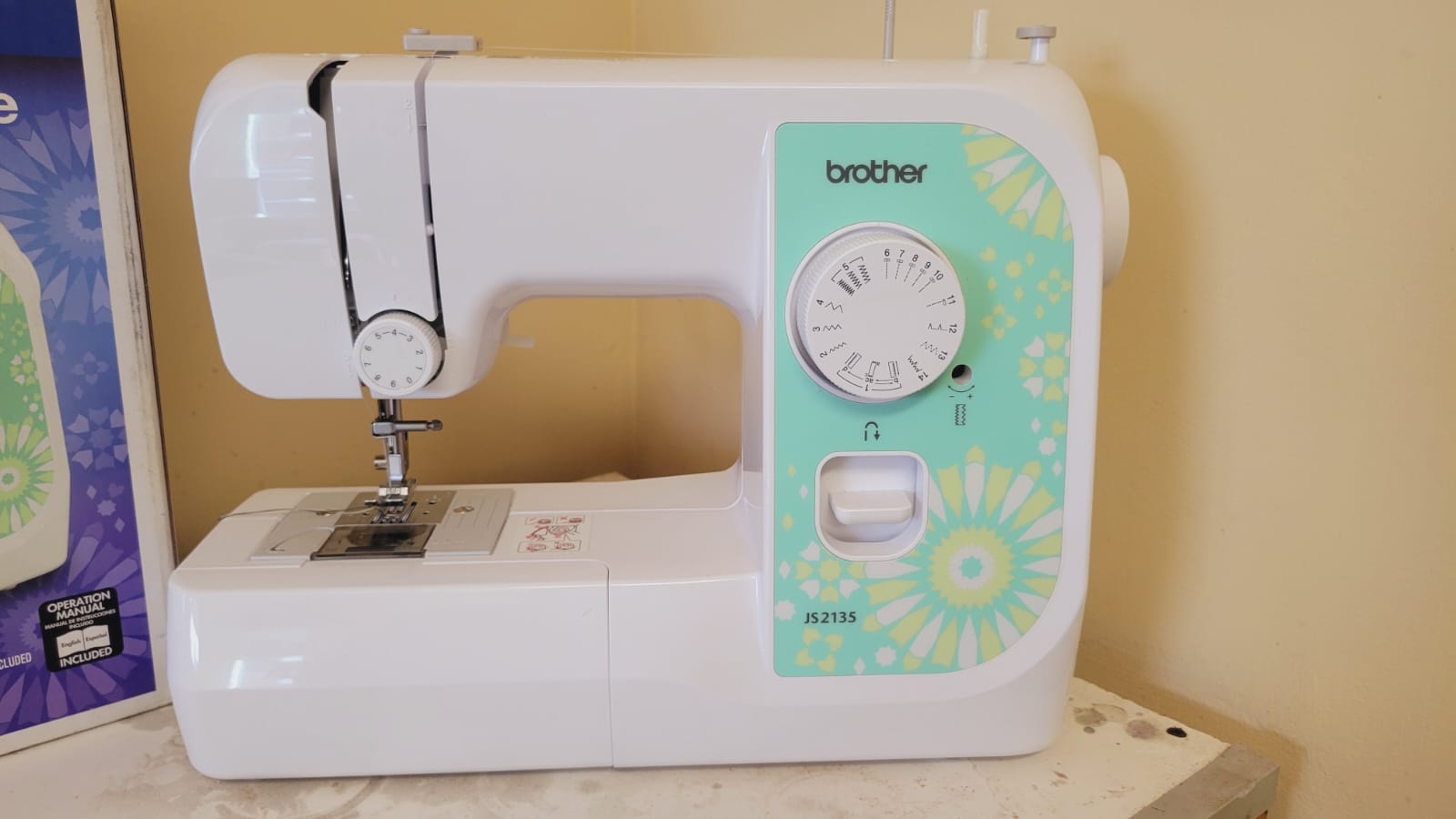 Maquina de coser Brother MODELO JS2135 con caja