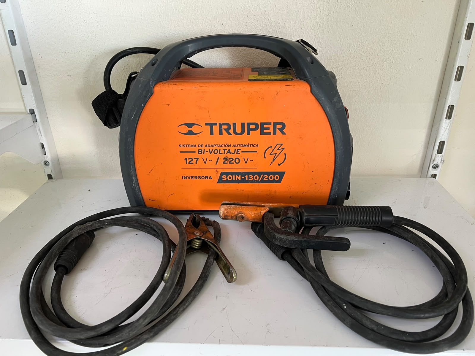 Soldadora inversora 130/200 Amps volt dual Truper SOIN-130/200 color naranja