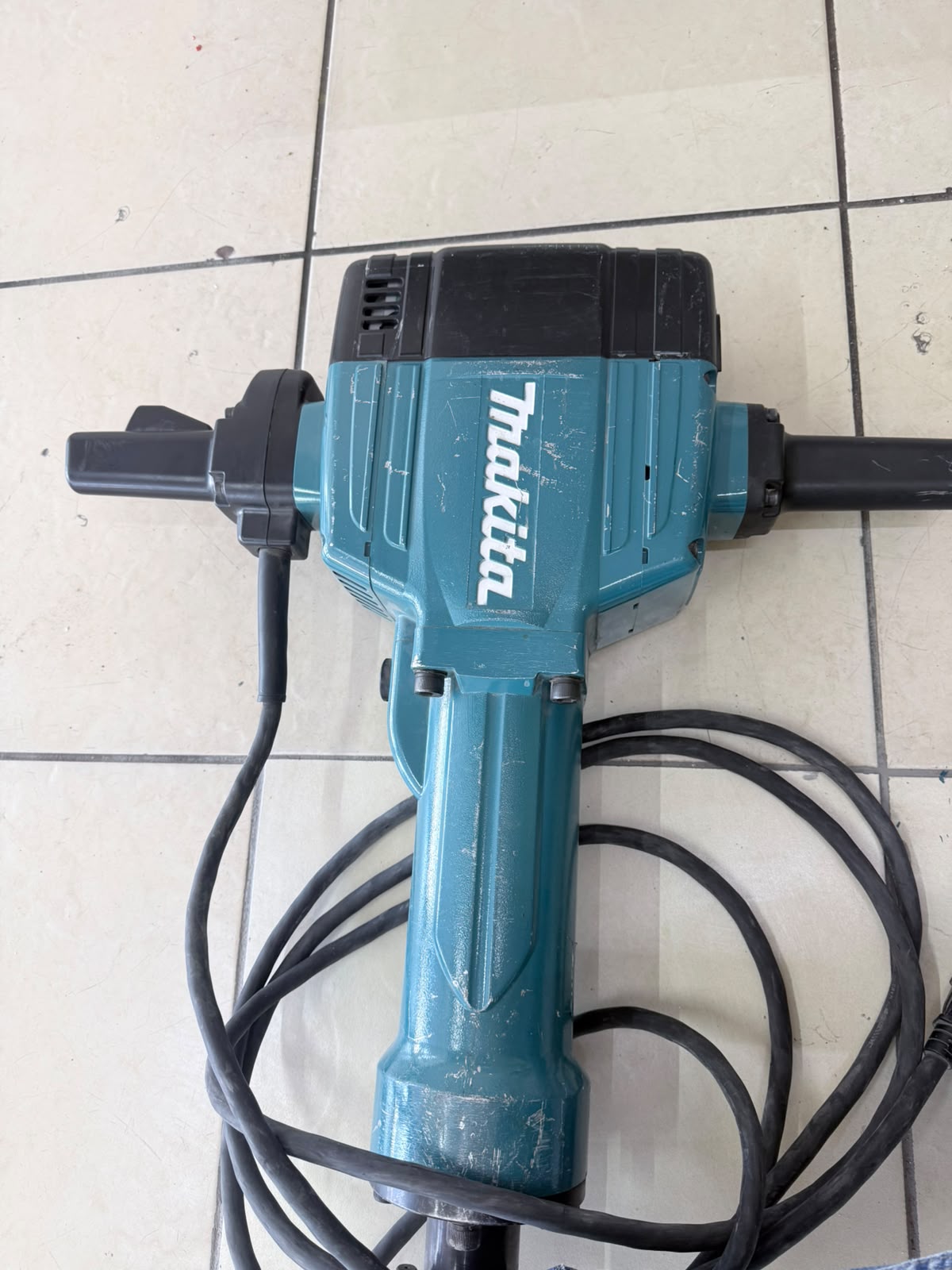 Martillo Demoledor Makita HM1801 – 120V | 15A | 1,100 gpm