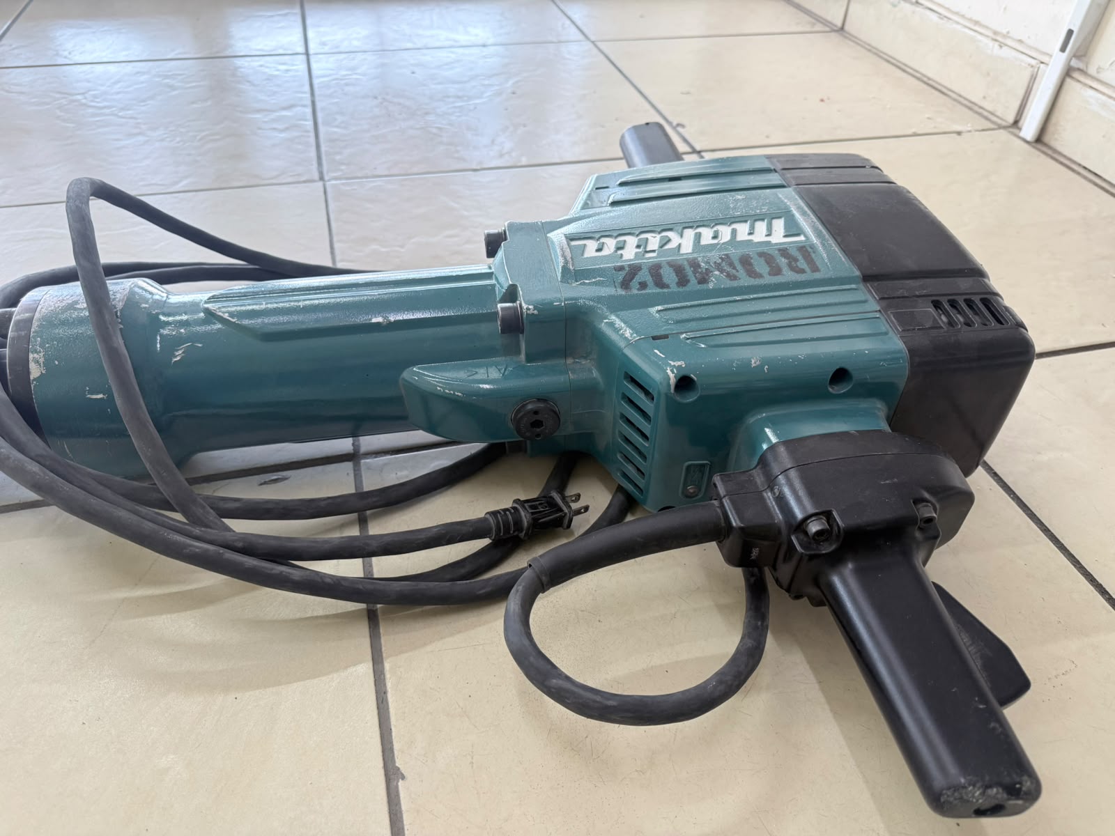 Martillo Demoledor Makita HM1801 – 120V | 15A | 1,100 gpm