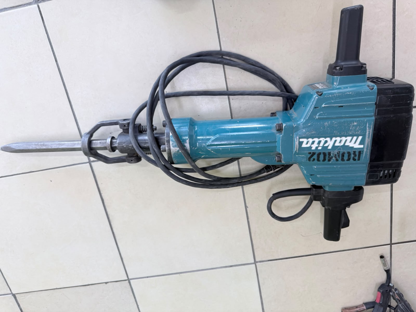 Martillo Demoledor Makita HM1801 – 120V | 15A | 1,100 gpm