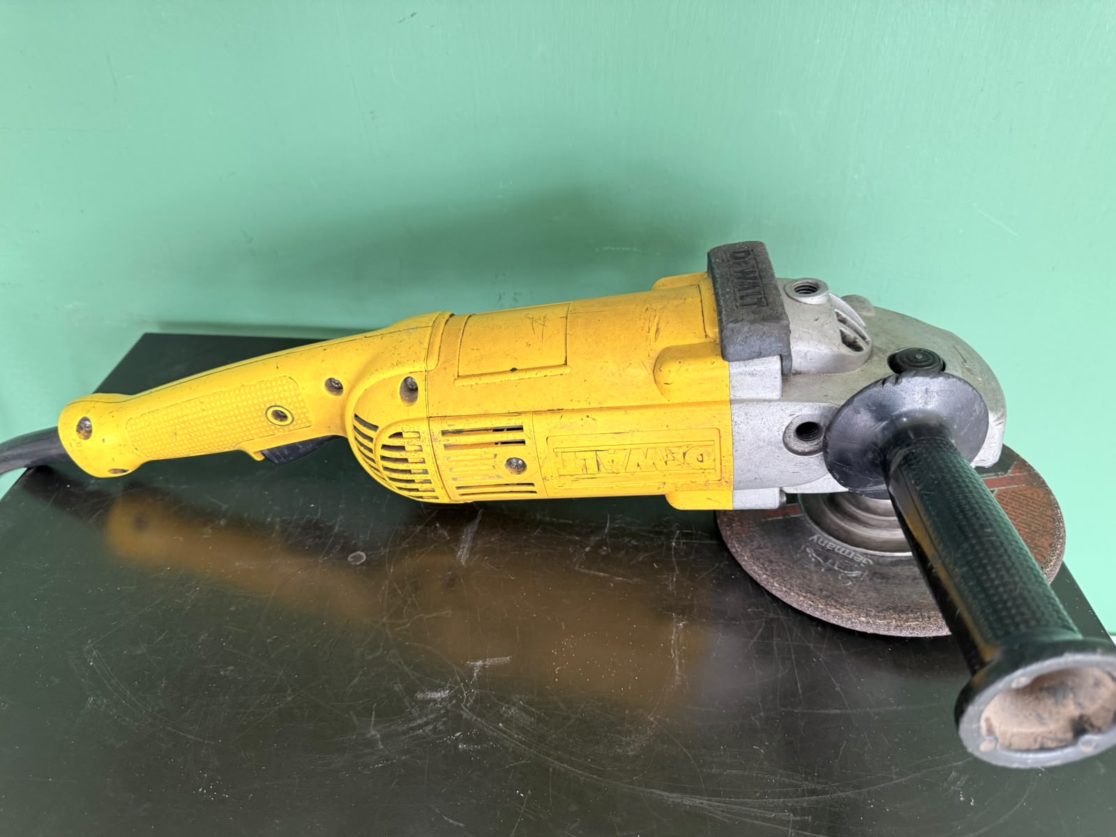 Amoladora Angular DeWalt 7" con Disco (Usada)