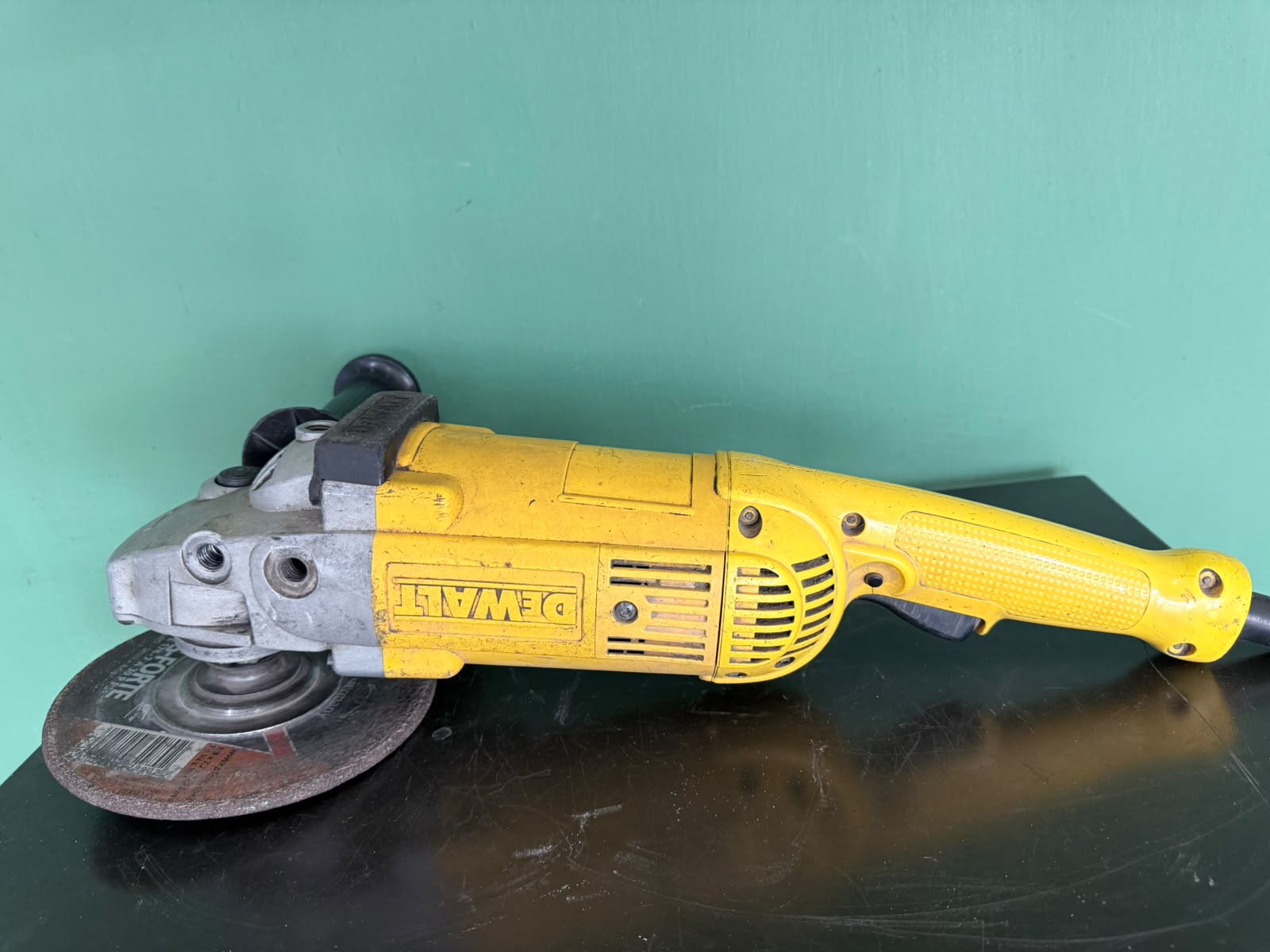 Amoladora Angular DeWalt 7" con Disco (Usada)